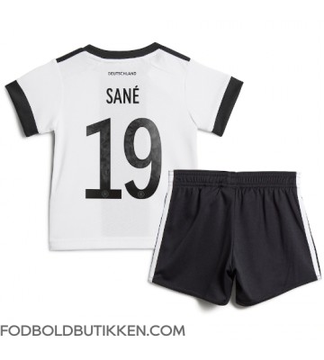 Tyskland Leroy Sane #19 Hjemmebanetrøje Børn VM 2022 Kortærmet (+ Korte bukser)